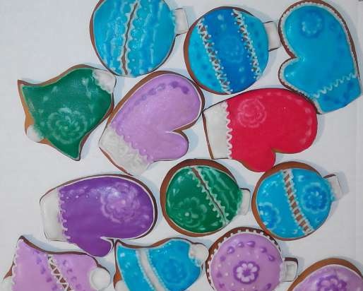 We decorate gingerbread cookies, cookies