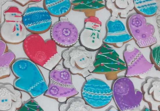 We decorate gingerbread cookies, cookies