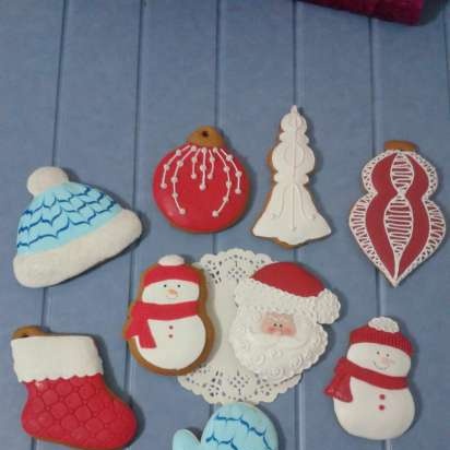 We decorate gingerbread cookies, cookies