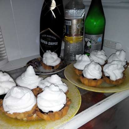 Pasteles con crema de proteínas y mermelada de acuerdo con GOST.