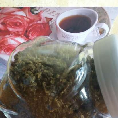 Fermented tea made from leaves of garden and wild plants (master class)