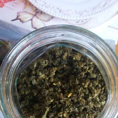 Fermented tea made from leaves of garden and wild plants (master class)