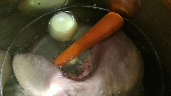 Lengua de ternera salada con salsa de arándanos