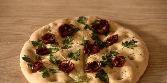 Focaccia met zongedroogde tomaten