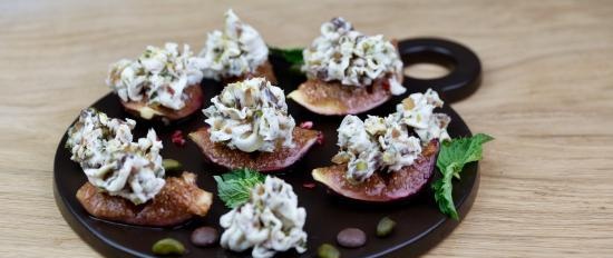 Fichi con ricotta, datteri, pistacchi e cioccolato