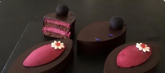 Chocolate cake na may blueberry mousse