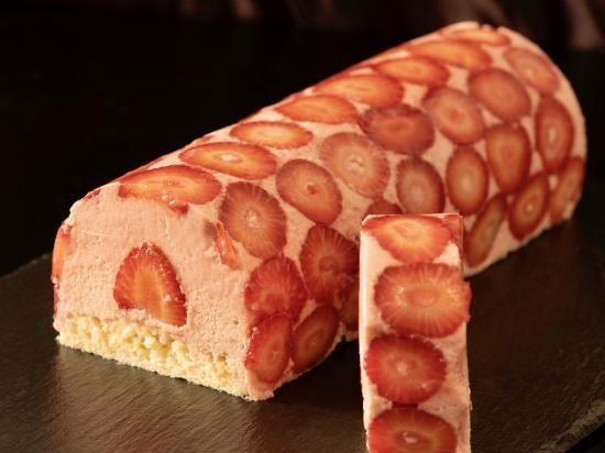 Torta di mousse alle fragole con uno strato croccante di cioccolato alle noci