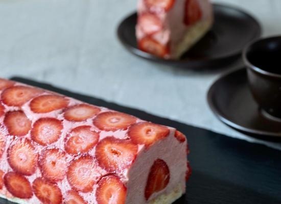 Torta di mousse alle fragole con uno strato croccante di cioccolato alle noci