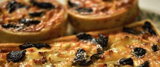 Quiche amb prunes prunes, cansalada i camembert