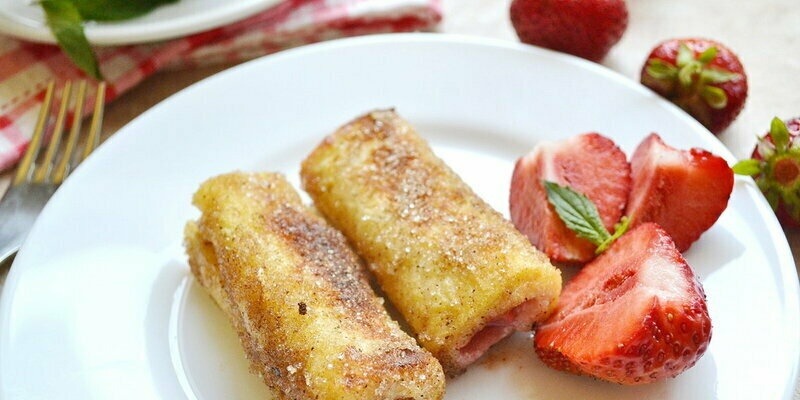 French toast na may cream cheese at strawberry sa isang bagong paraan (+ video)