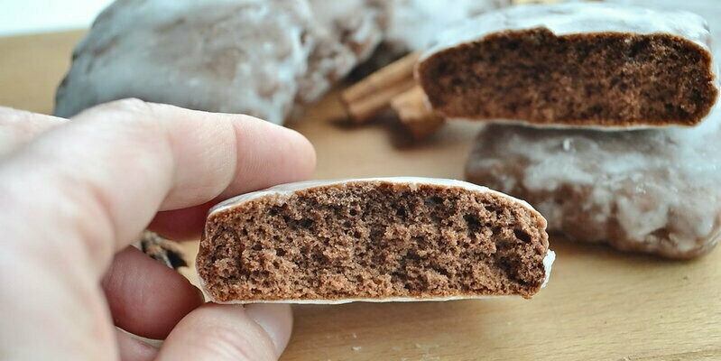 Pan de jengibre magro de chocolate y miel en glaseado de azúcar con amonio