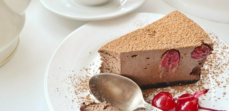 Tarta de queso de chocolate con cerezas