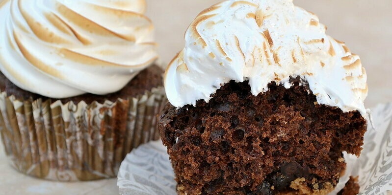 Cupcakes de chocolate y café con puré de calabaza y merengue