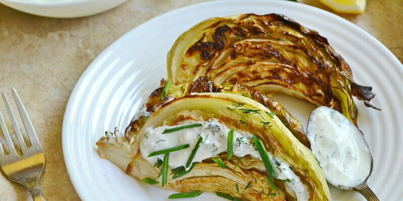 Repollo joven al horno con salsa de yogur (+ video)