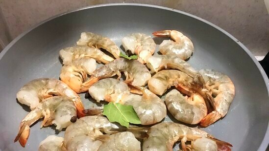 Ang mga shrimp ng gourmet, pinirito ng alak at konyak nang walang paunang pag-aatsara