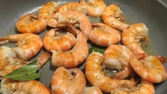 Ang mga shrimp ng gourmet, pinirito ng alak at konyak nang walang paunang pag-aatsara