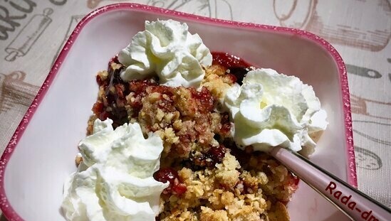 Pruimencrumble met havermout, kaneel en kruiden