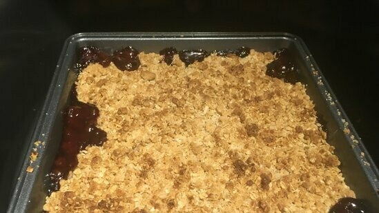 Crumble di prugne con farina d'avena, cannella e spezie