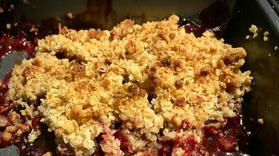 Pruimencrumble met havermout, kaneel en kruiden