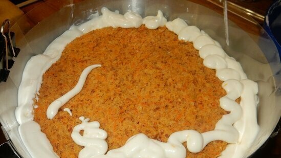 Carrot cake na may halaman ng kwins