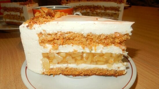 Carrot cake na may halaman ng kwins