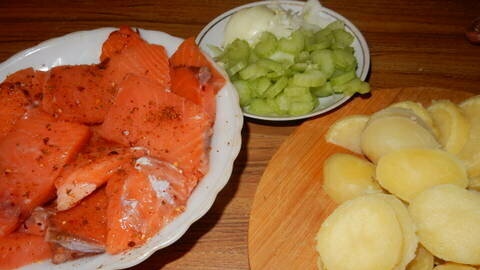 Salmon na may patatas sa oven