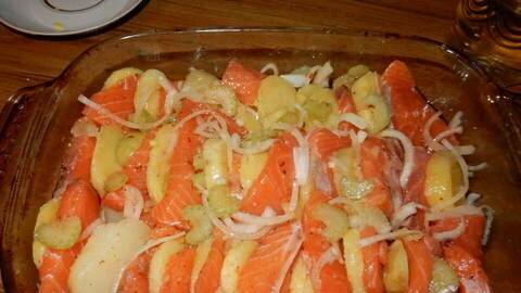 Salmon na may patatas sa oven