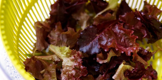 Groene bonen en perziken met saladedressing