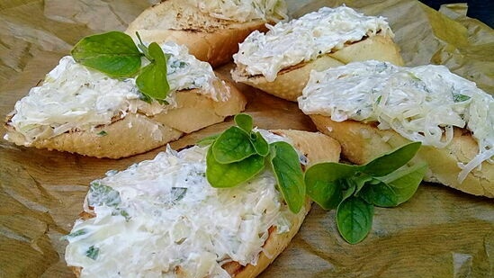 Bruschetta amb porros i formatge quallat