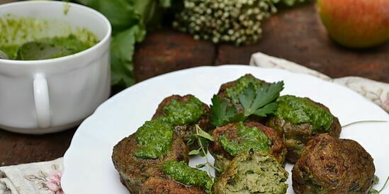 Masové kuličky se švýcarským mangoldem a omáčkou chimichurri