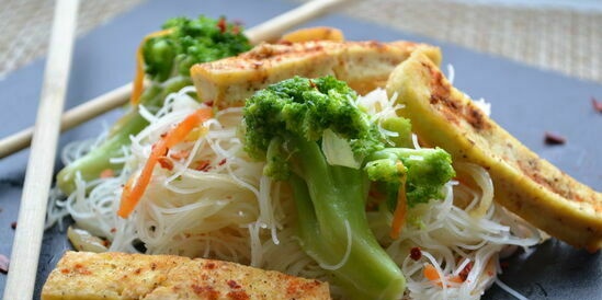 Lean rice noodles na may broccoli at pritong tofu