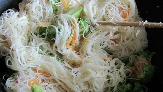 Lean rice noodles na may broccoli at pritong tofu