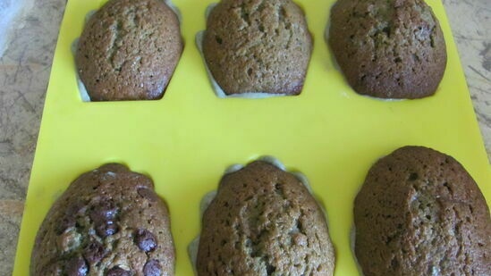 Madeleine con tè matcha e glassa al cioccolato