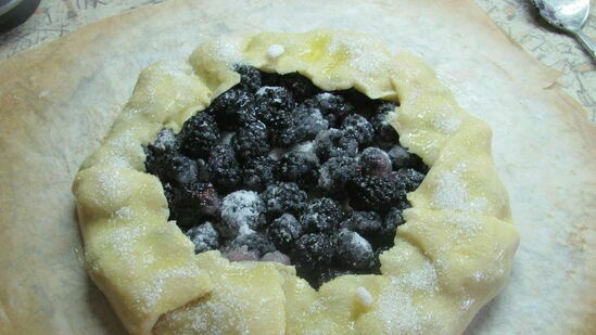 Biscuits with blackberries and wine sauce