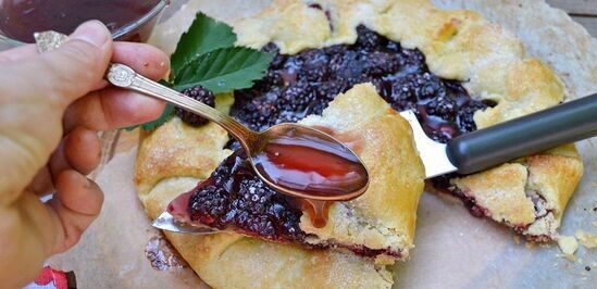 Biscuits with blackberries and wine sauce