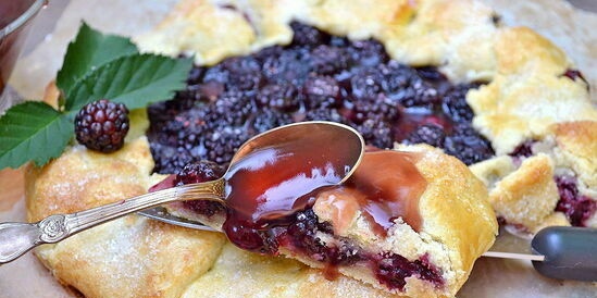 Biscuits with blackberries and wine sauce