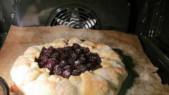 Biscuits with blackberries and wine sauce