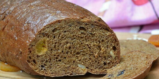 Pane di segale di grano con miscela di cereali e frutta secca