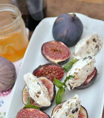 Fichi con ricotta, datteri, pistacchi e cioccolato