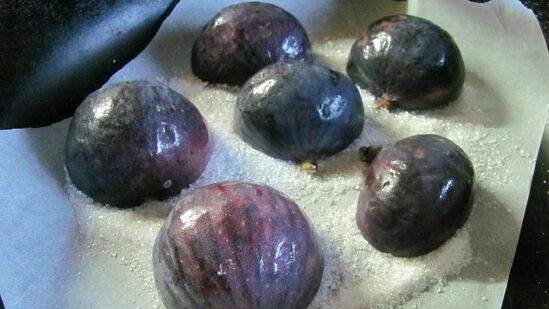 Figues amb formatge quallat, dàtils, festucs i xocolata