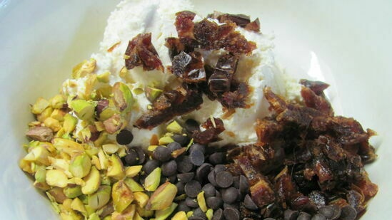 Fichi con ricotta, datteri, pistacchi e cioccolato