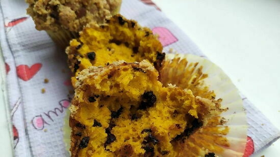 Pumpkin muffins with hazelnut streusel