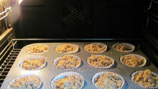 Pumpkin muffins with hazelnut streusel