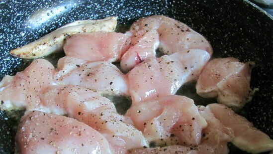 Filete de pollo en salsa cremosa de salvia