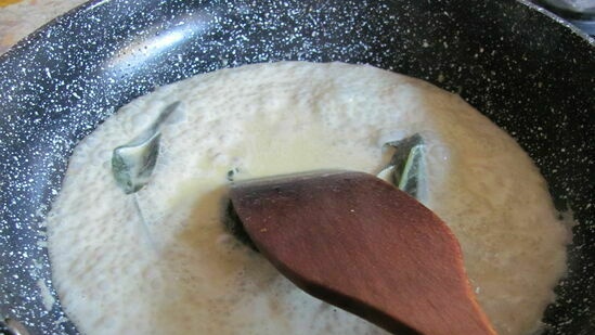 Fillet ng manok sa creamy sage sauce