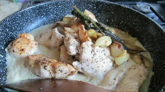 Fillet ng manok sa creamy sage sauce