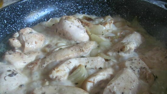 Fillet ng manok sa creamy sage sauce