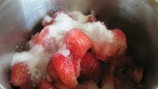 Torta di mousse alle fragole con uno strato croccante di cioccolato alle noci