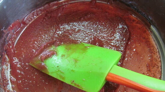 Torta di mousse alle fragole con uno strato croccante di cioccolato alle noci