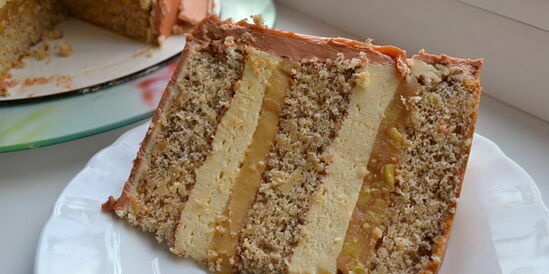 Sponge nut cake na may mga caramel apples, cream at caramel mousse